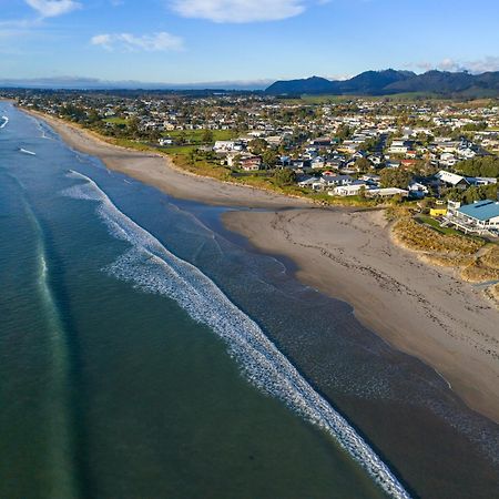 Tasman Holiday Parks - Waihi Beach 외부 사진 Aerial view of the beach at Waikuku