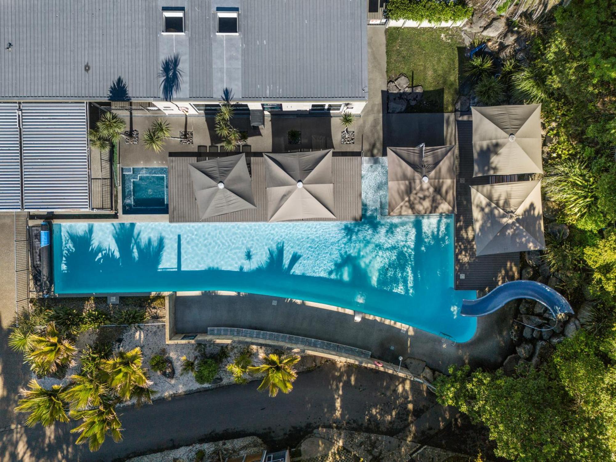 Tasman Holiday Parks - Waihi Beach 외부 사진 Aerial view of the pool