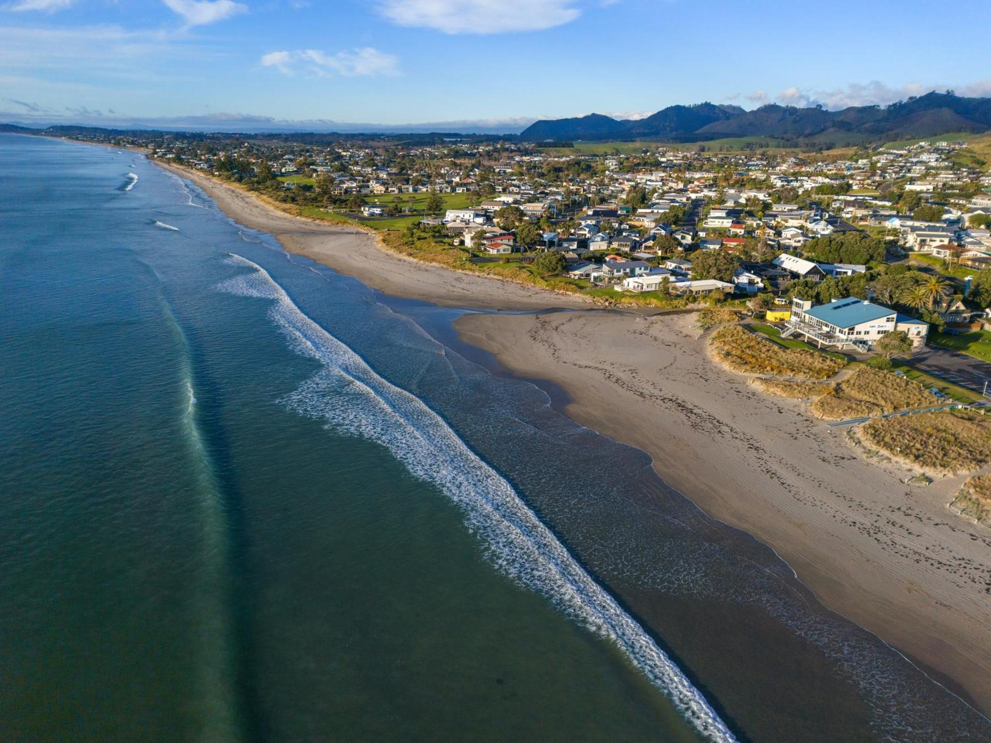 Tasman Holiday Parks - Waihi Beach 외부 사진 Aerial view of the beach at Waikuku