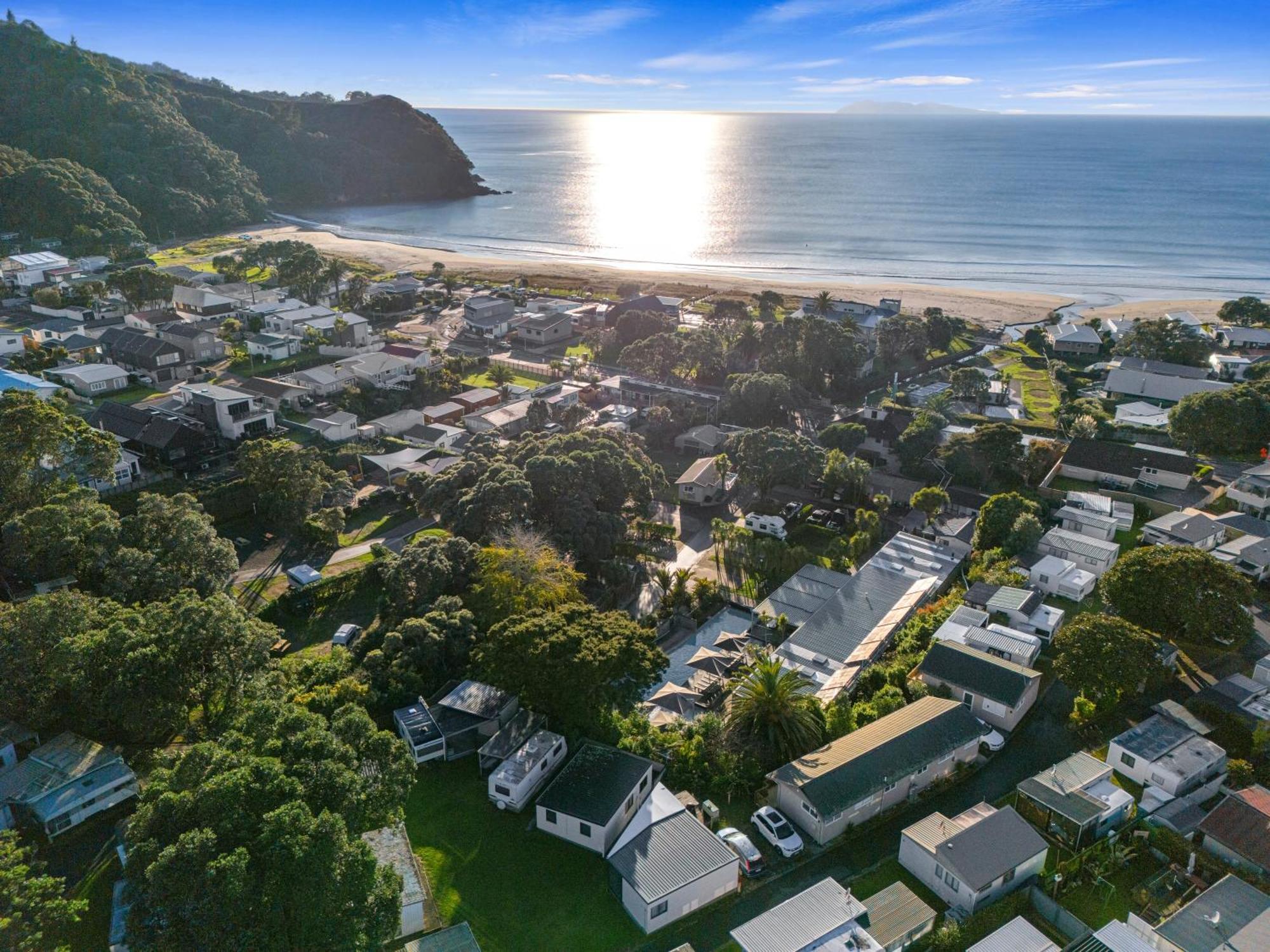 Tasman Holiday Parks - Waihi Beach 외부 사진 Aerial view of the town