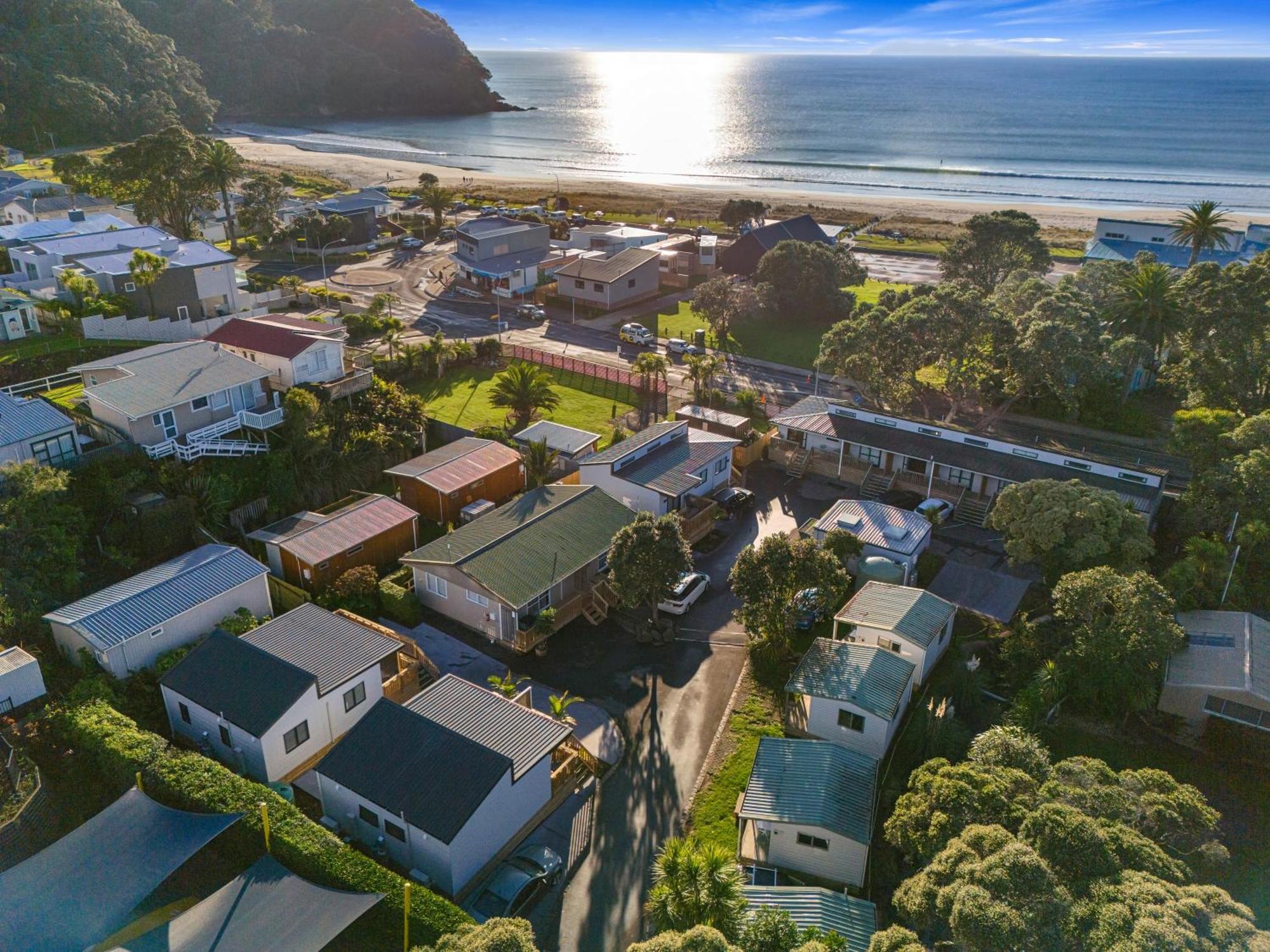 Tasman Holiday Parks - Waihi Beach 외부 사진 Aerial view of the town