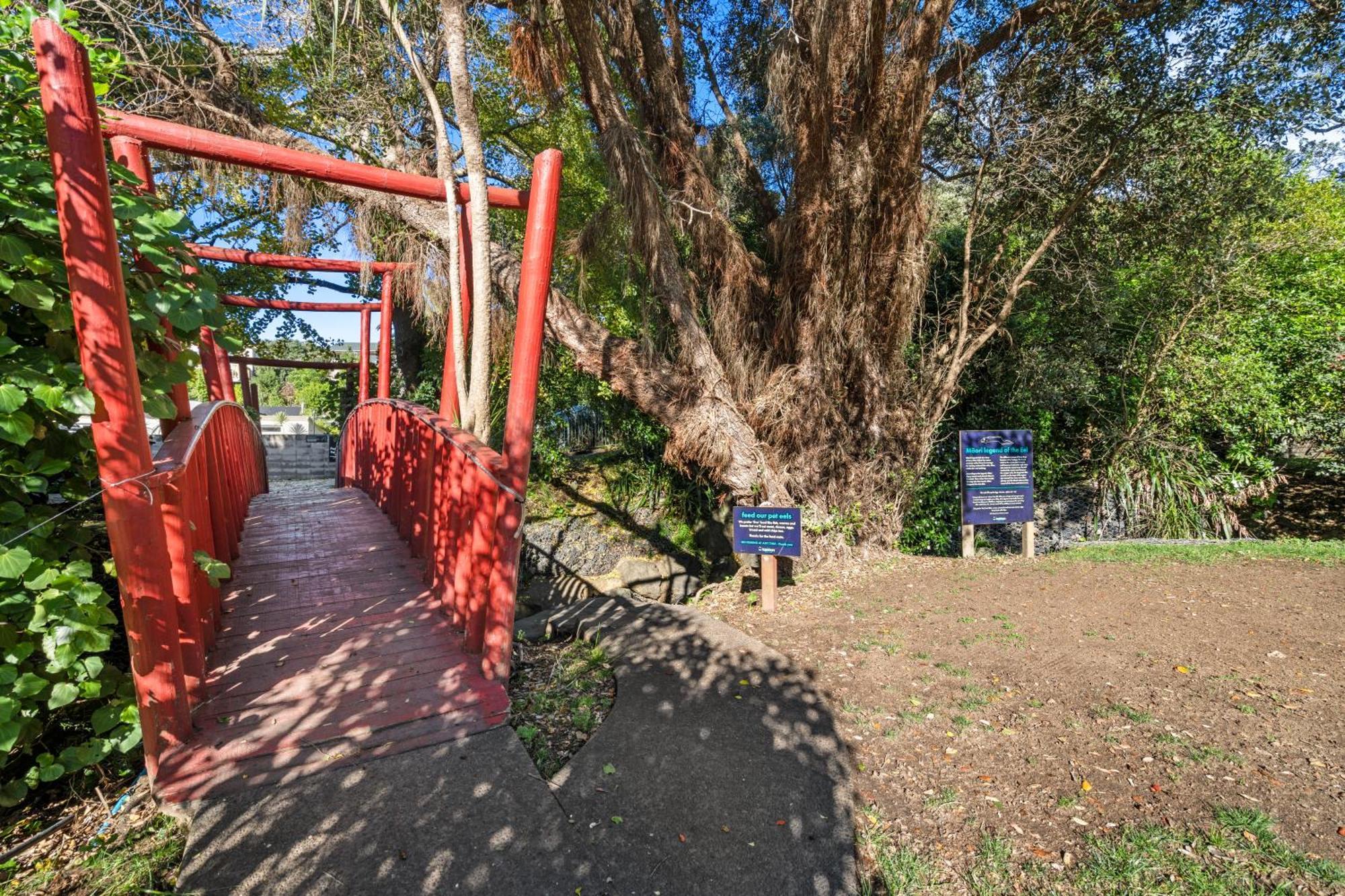Tasman Holiday Parks - Waihi Beach 외부 사진 The bridge at the entrance to the park