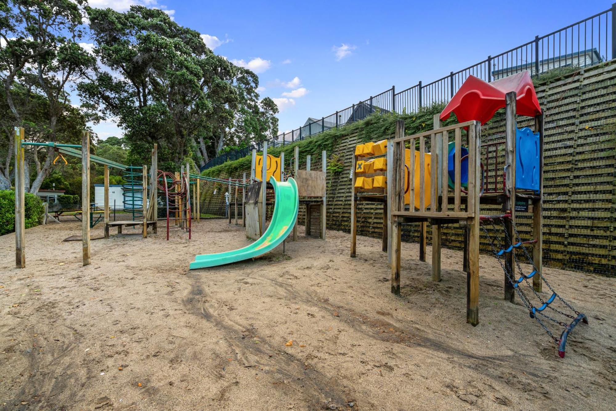 Tasman Holiday Parks - Waihi Beach 외부 사진 Playground at the park