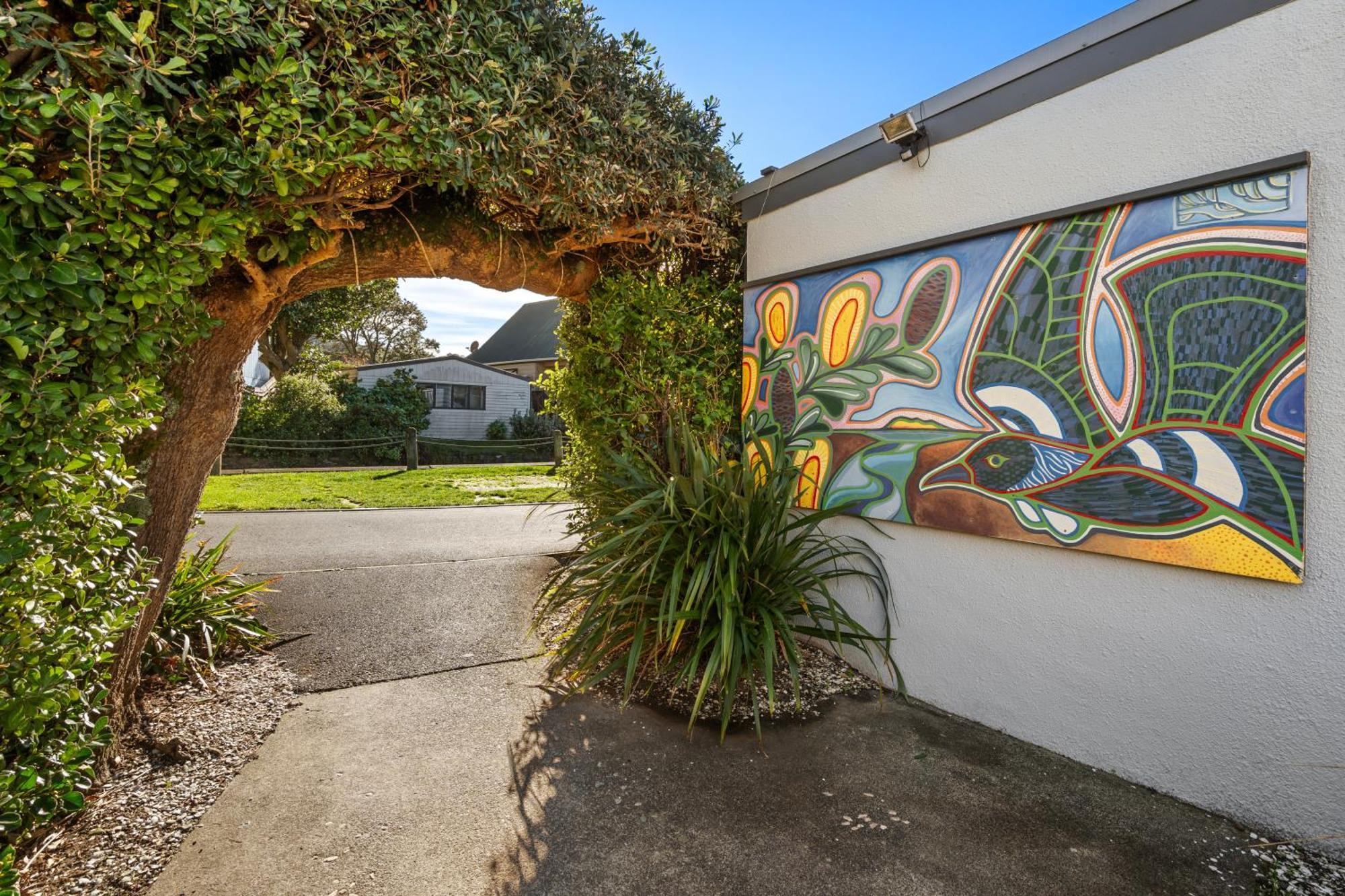 Tasman Holiday Parks - Waihi Beach 외부 사진 Mural on the side of a house in the suburb of St Johns, Auckland
