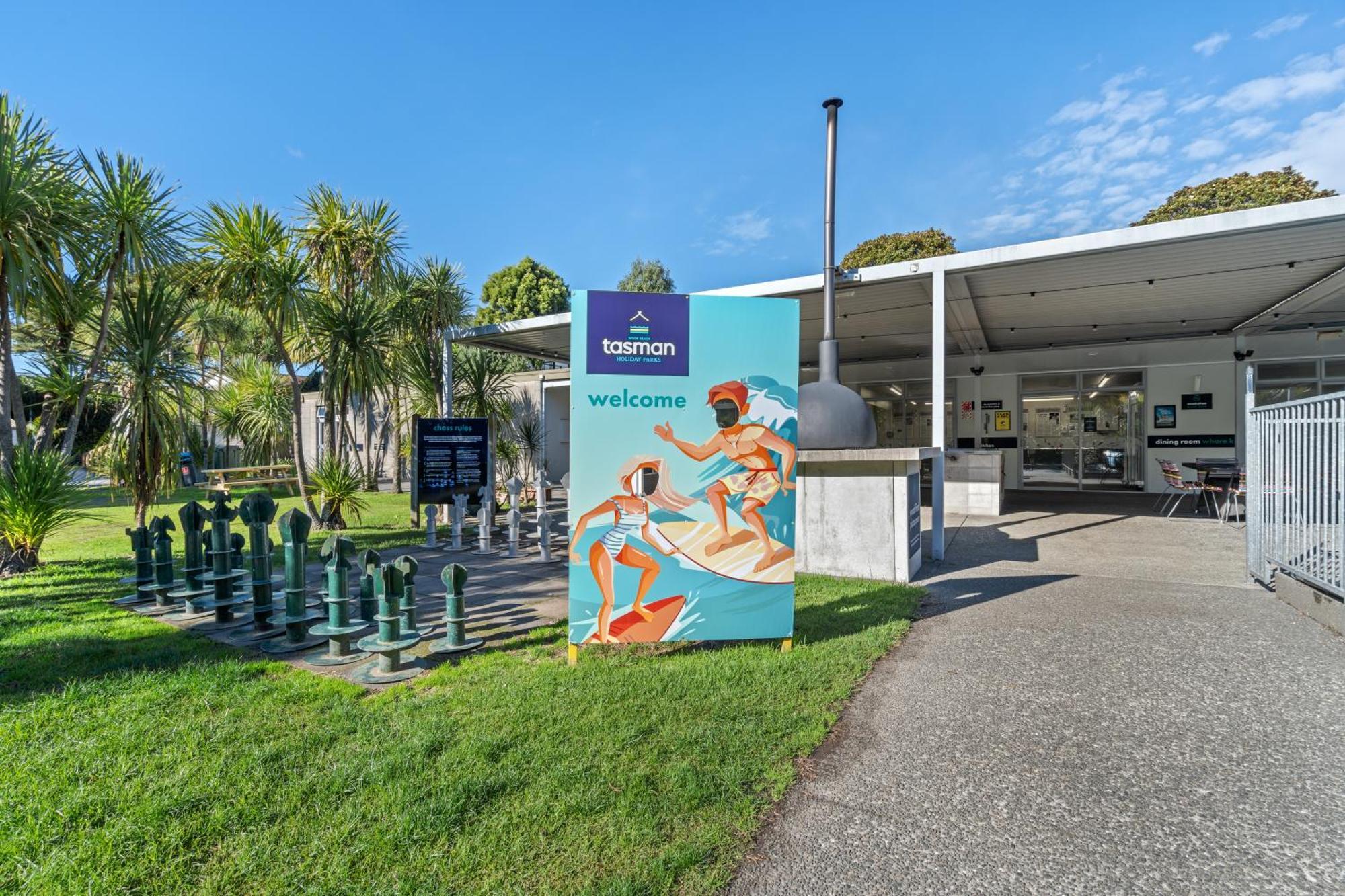 Tasman Holiday Parks - Waihi Beach 외부 사진 The entrance to the pool
