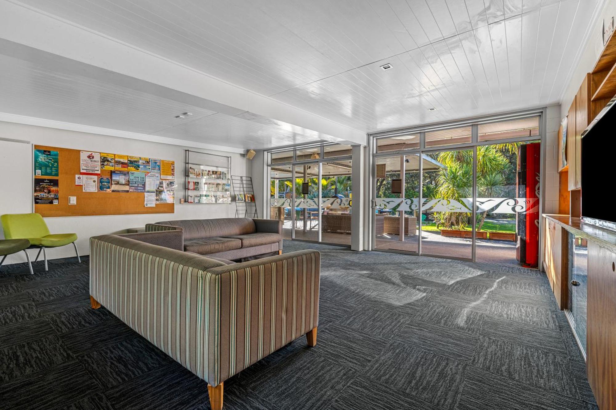 Tasman Holiday Parks - Waihi Beach 외부 사진 The interior of the school's main building