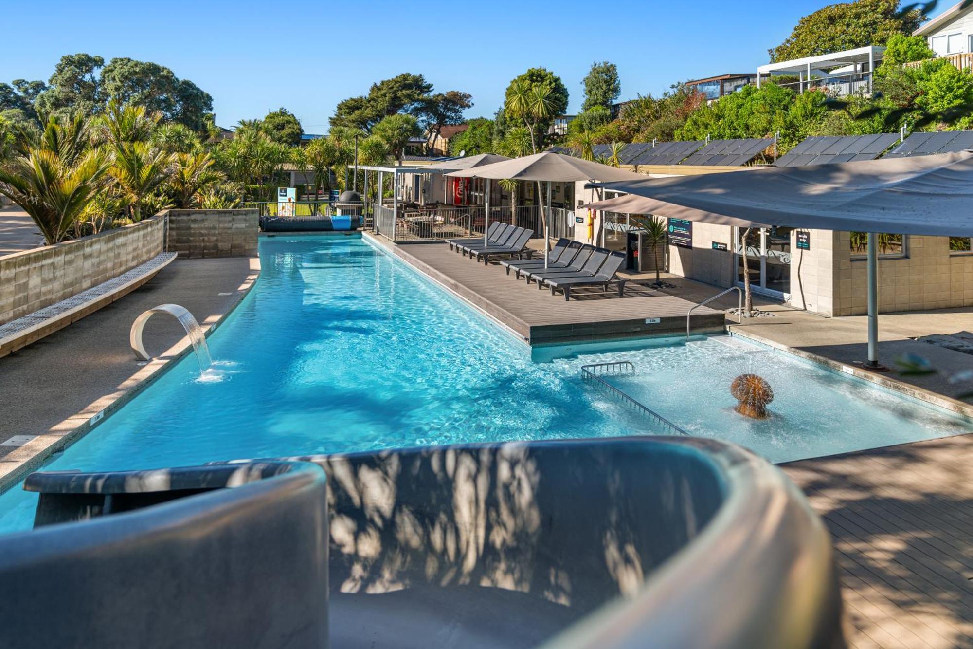 Tasman Holiday Parks - Waihi Beach 외부 사진 The pool at the Bay of Many Coves
