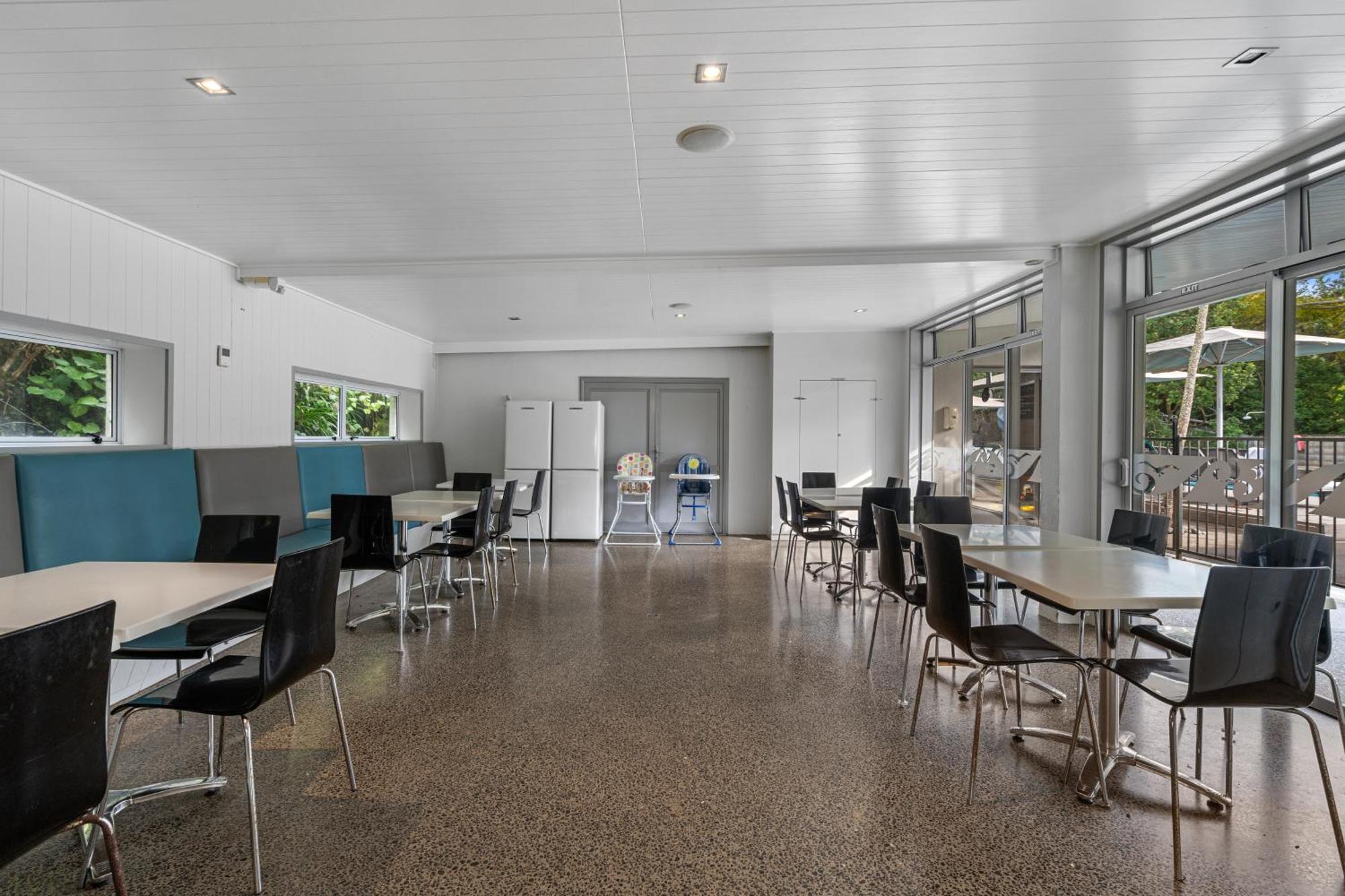 Tasman Holiday Parks - Waihi Beach 외부 사진 The interior of the library