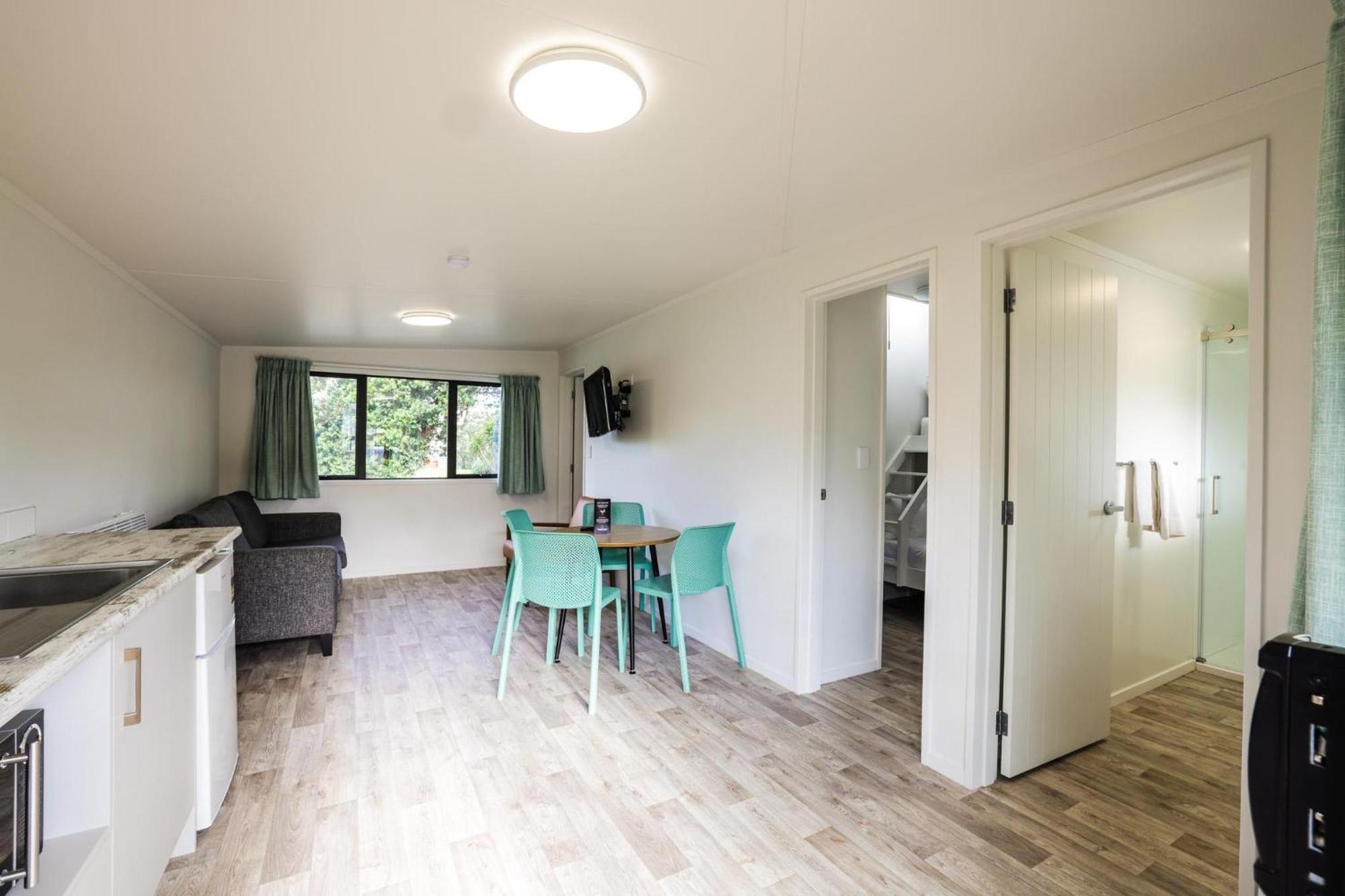 Tasman Holiday Parks - Waihi Beach 외부 사진 A typical one-bedroom apartment at the park