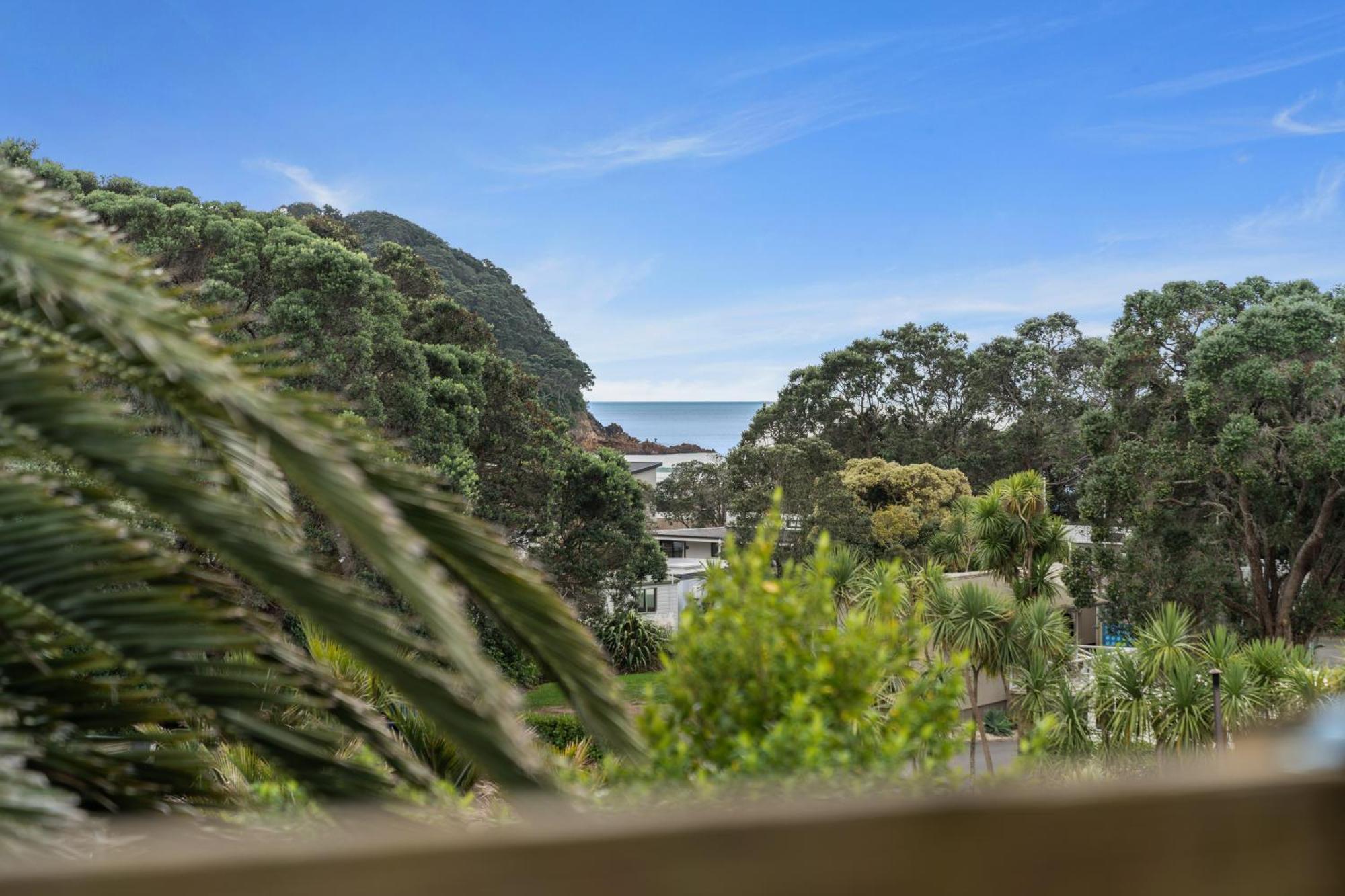 Tasman Holiday Parks - Waihi Beach 외부 사진 View of the bay from the town