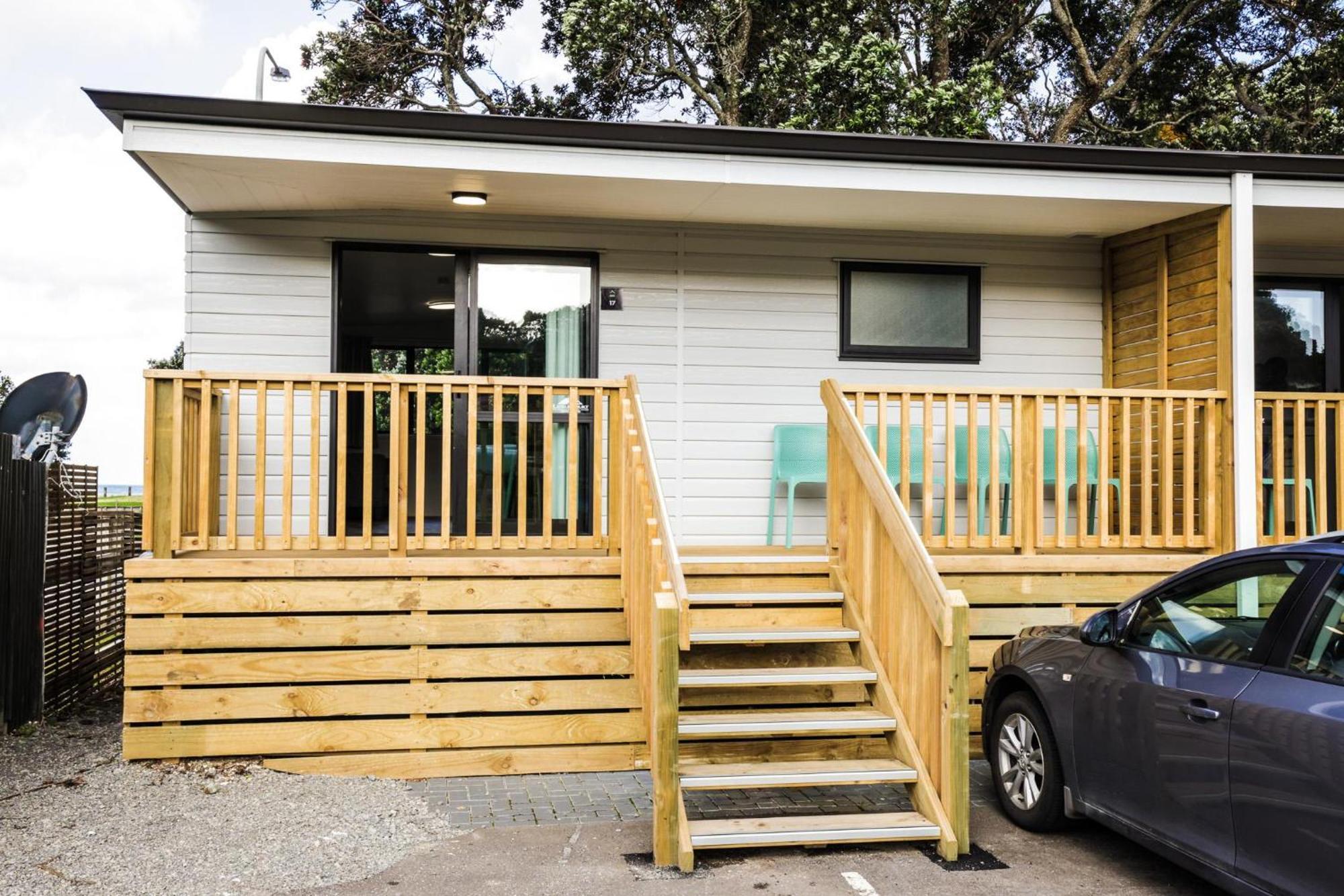 Tasman Holiday Parks - Waihi Beach 외부 사진 A tiny home in New Zealand