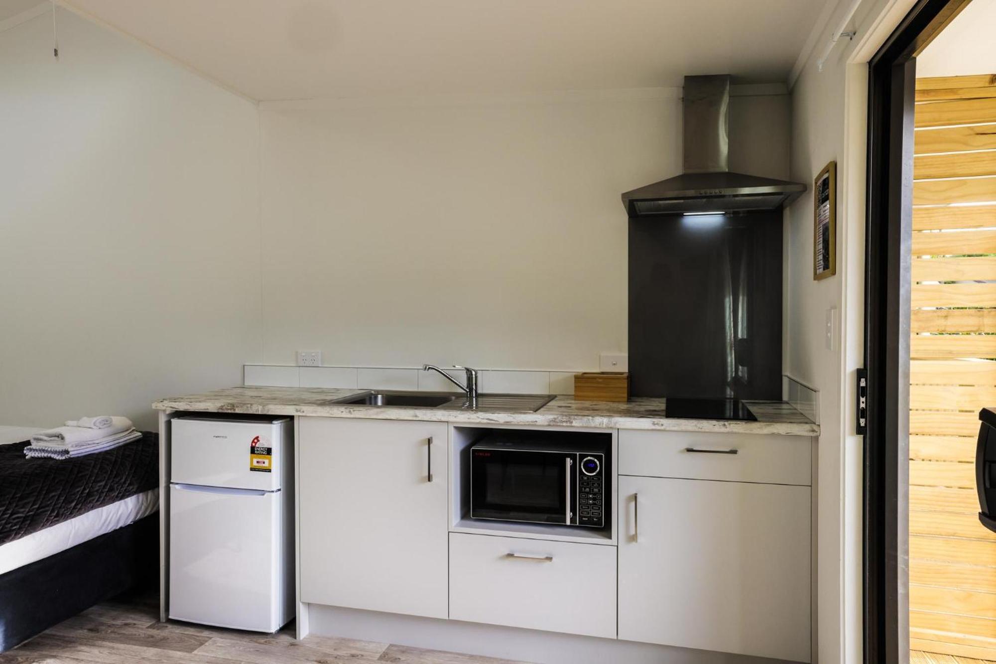 Tasman Holiday Parks - Waihi Beach 외부 사진 A kitchen in a motel
