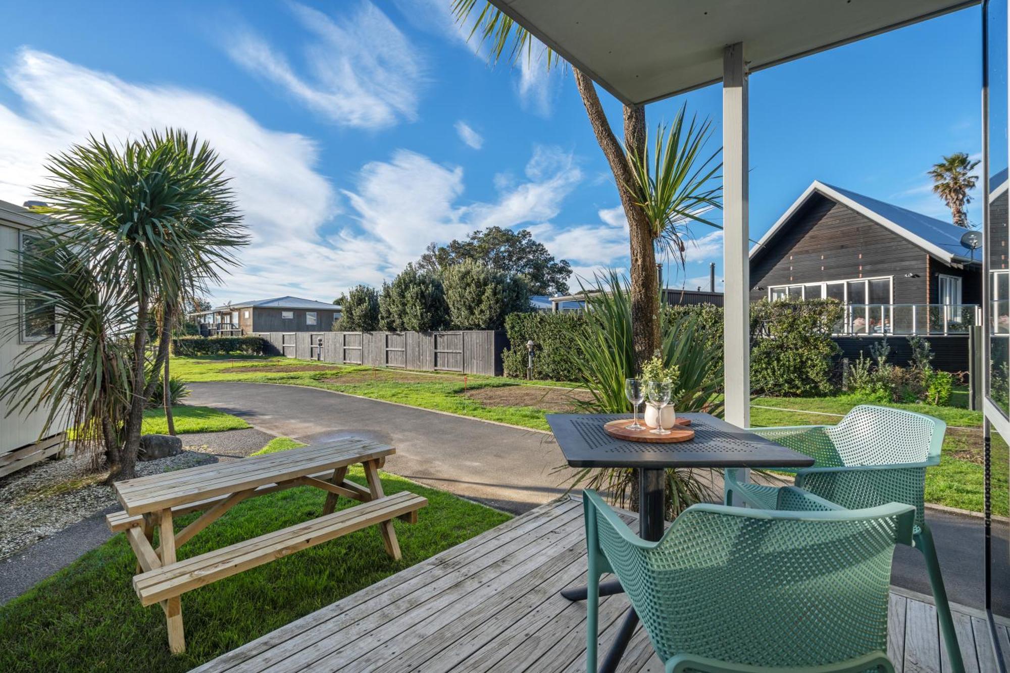 Tasman Holiday Parks - Waihi Beach 외부 사진 A view of the deck at the beach house