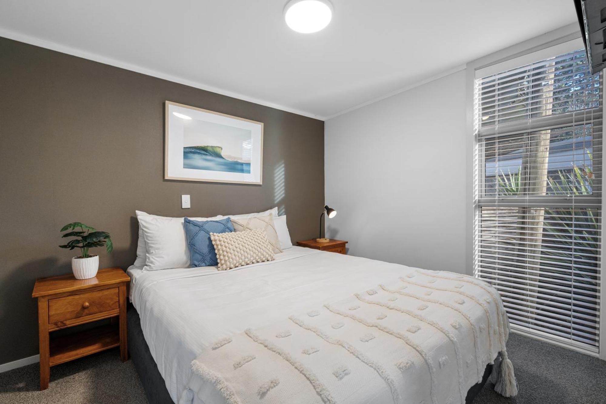 Tasman Holiday Parks - Waihi Beach 외부 사진 A bedroom in a typical apartment