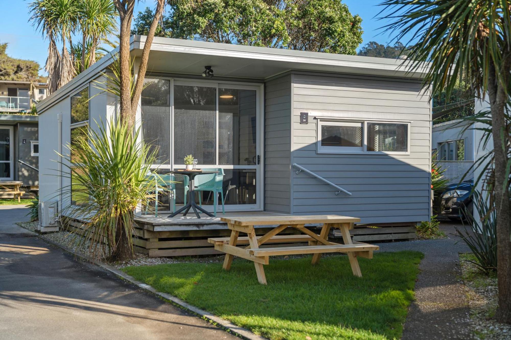 Tasman Holiday Parks - Waihi Beach 외부 사진 A bach at a holiday park in New Zealand