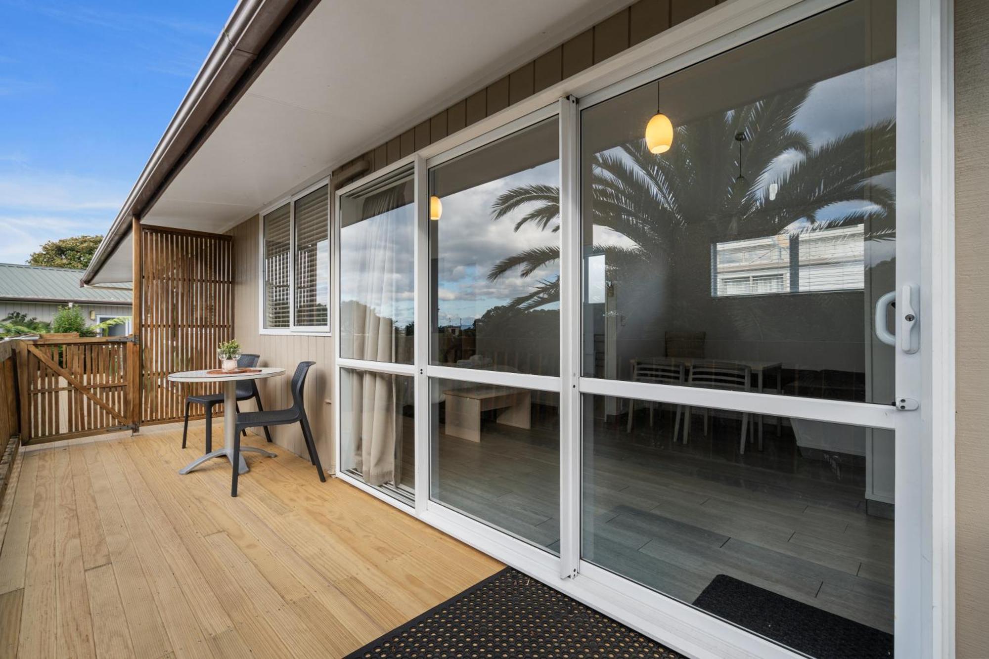 Tasman Holiday Parks - Waihi Beach 외부 사진 A sliding door