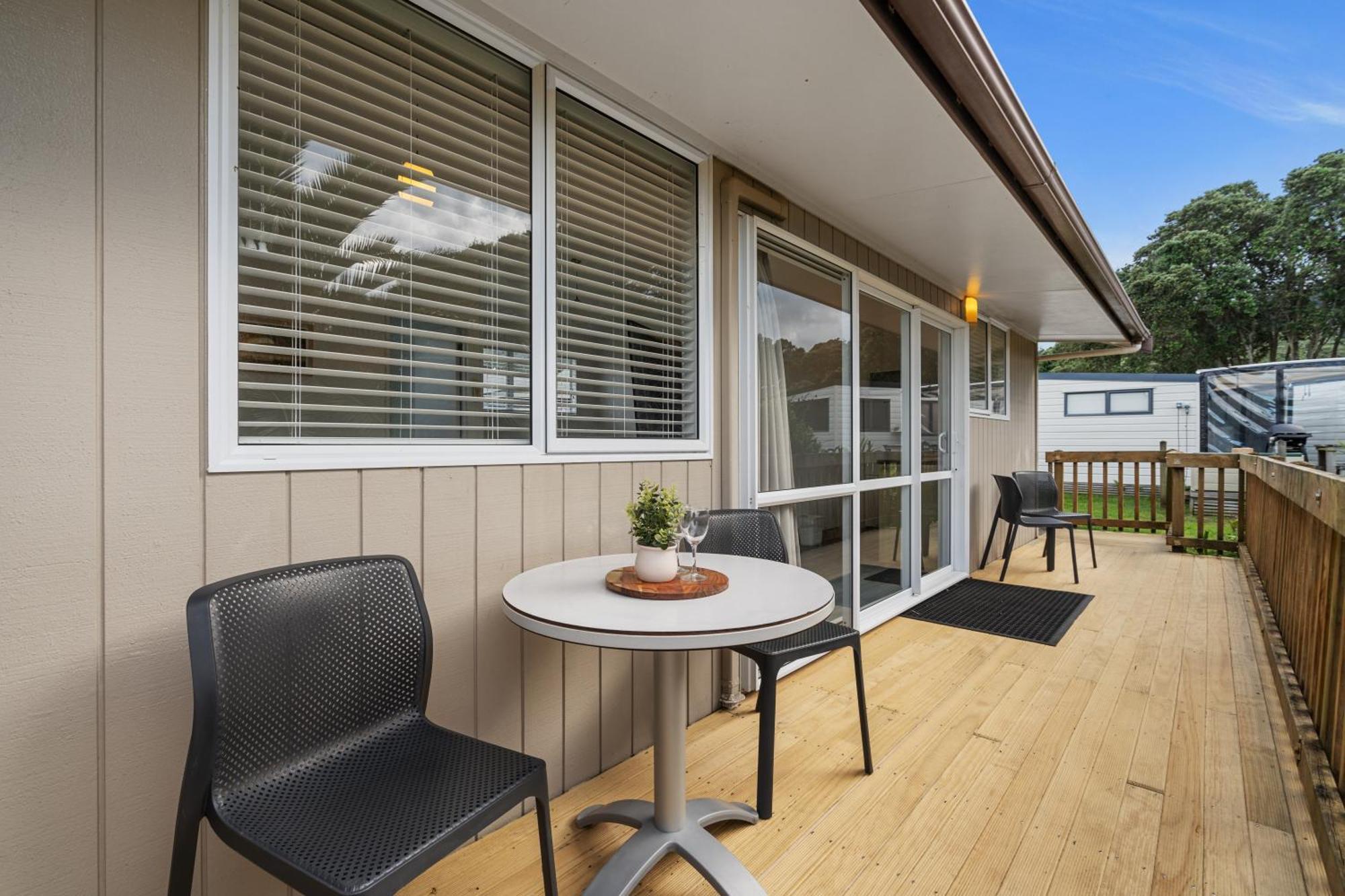 Tasman Holiday Parks - Waihi Beach 외부 사진 A typical motel room