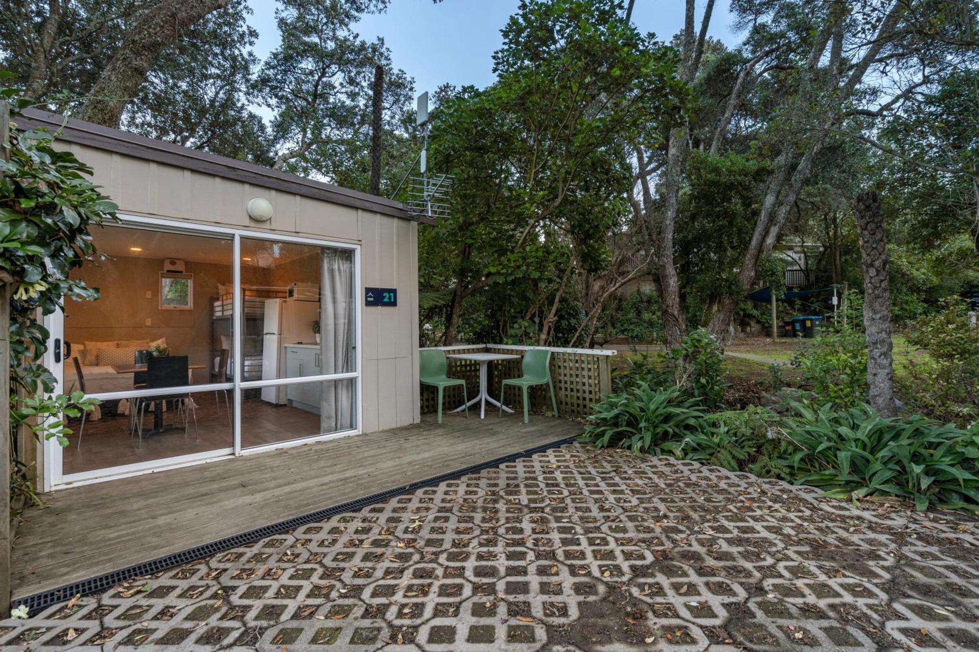 Tasman Holiday Parks - Waihi Beach 외부 사진 A typical house at the village