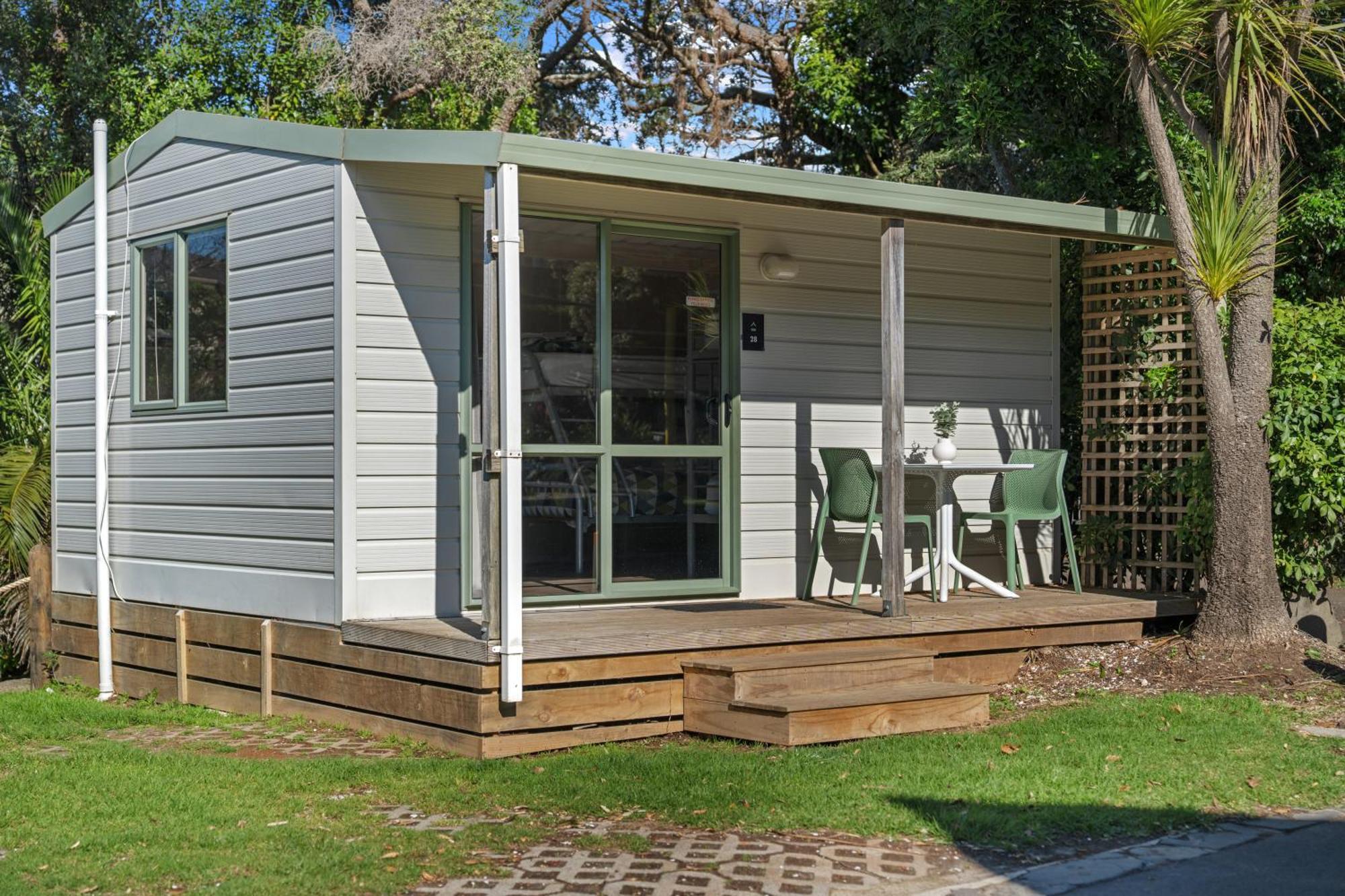 Tasman Holiday Parks - Waihi Beach 외부 사진 A bach in Auckland, New Zealand