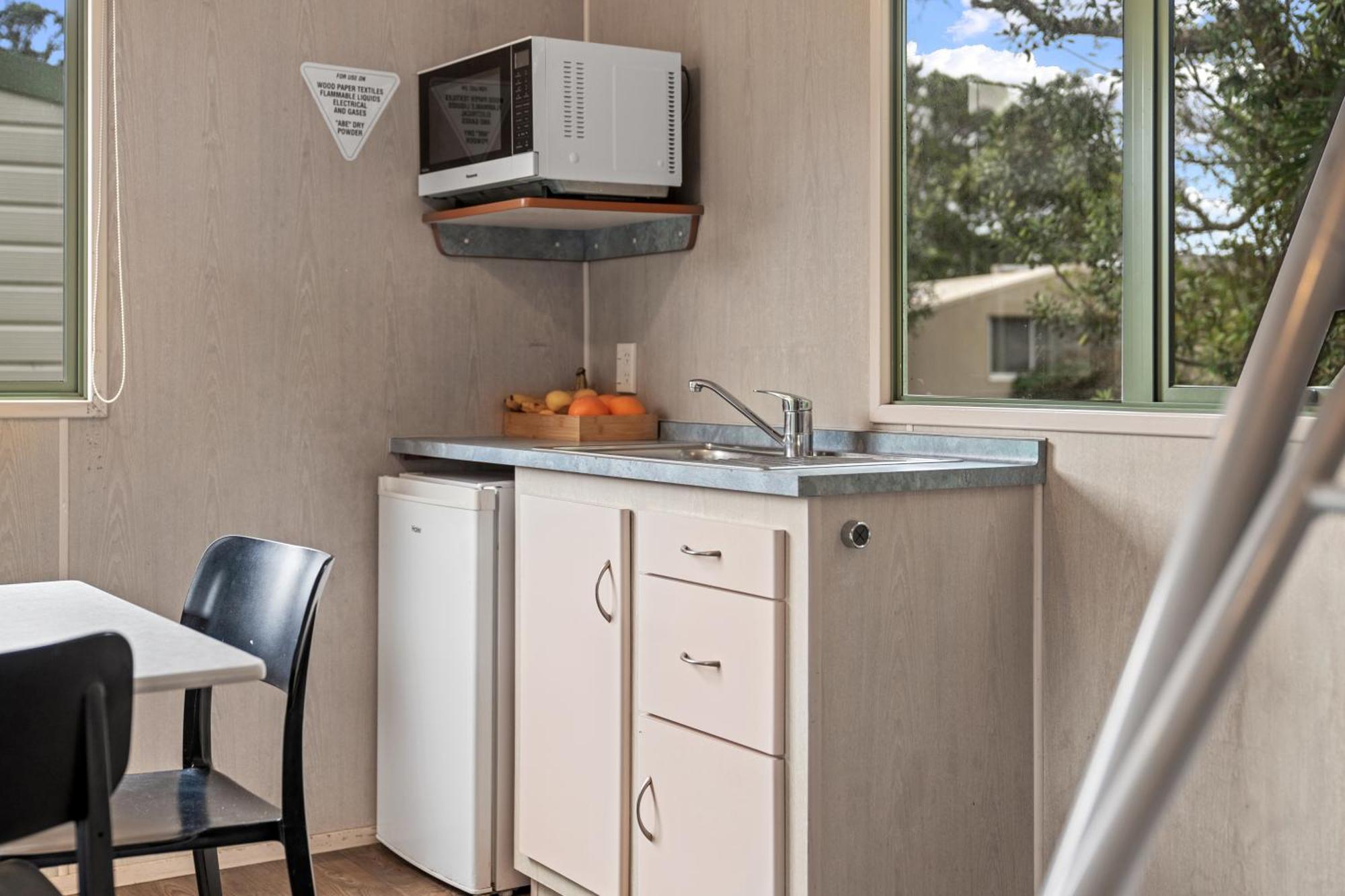 Tasman Holiday Parks - Waihi Beach 외부 사진 A typical kitchen in a typical studio
