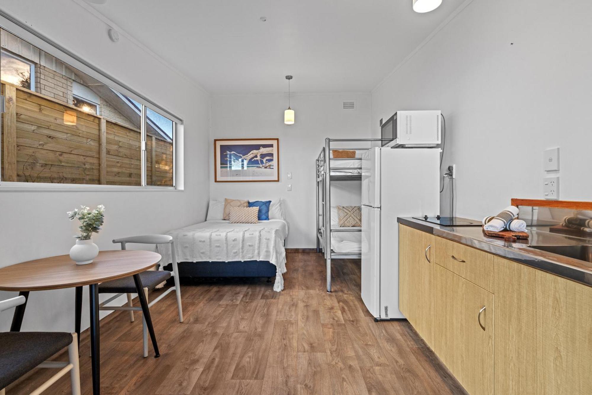 Tasman Holiday Parks - Waihi Beach 외부 사진 A typical studio apartment