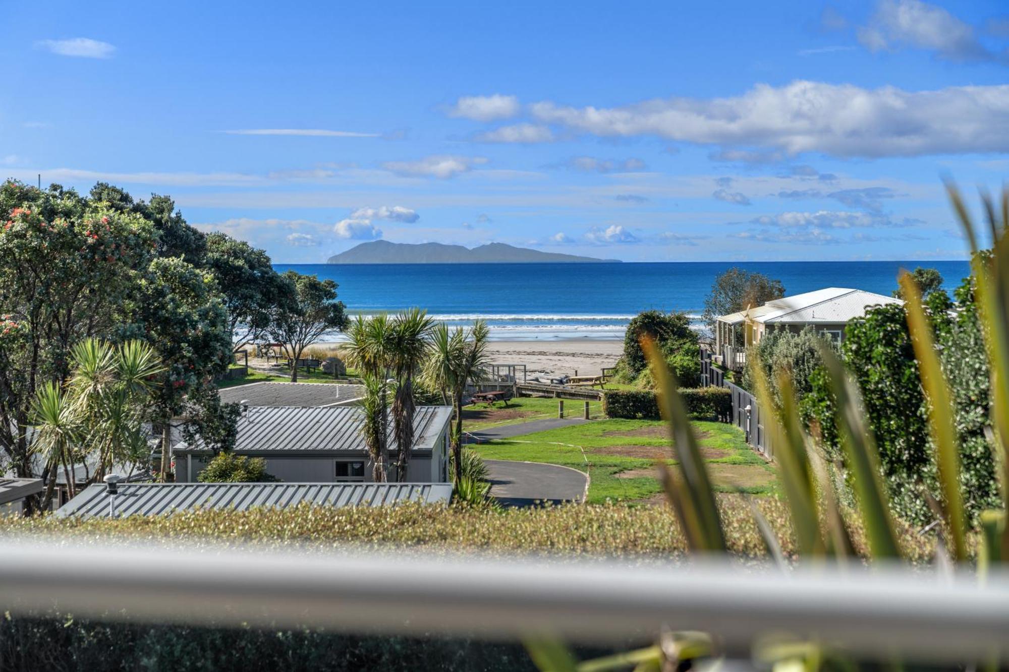 Tasman Holiday Parks - Waihi Beach 외부 사진 View of the bay from the town
