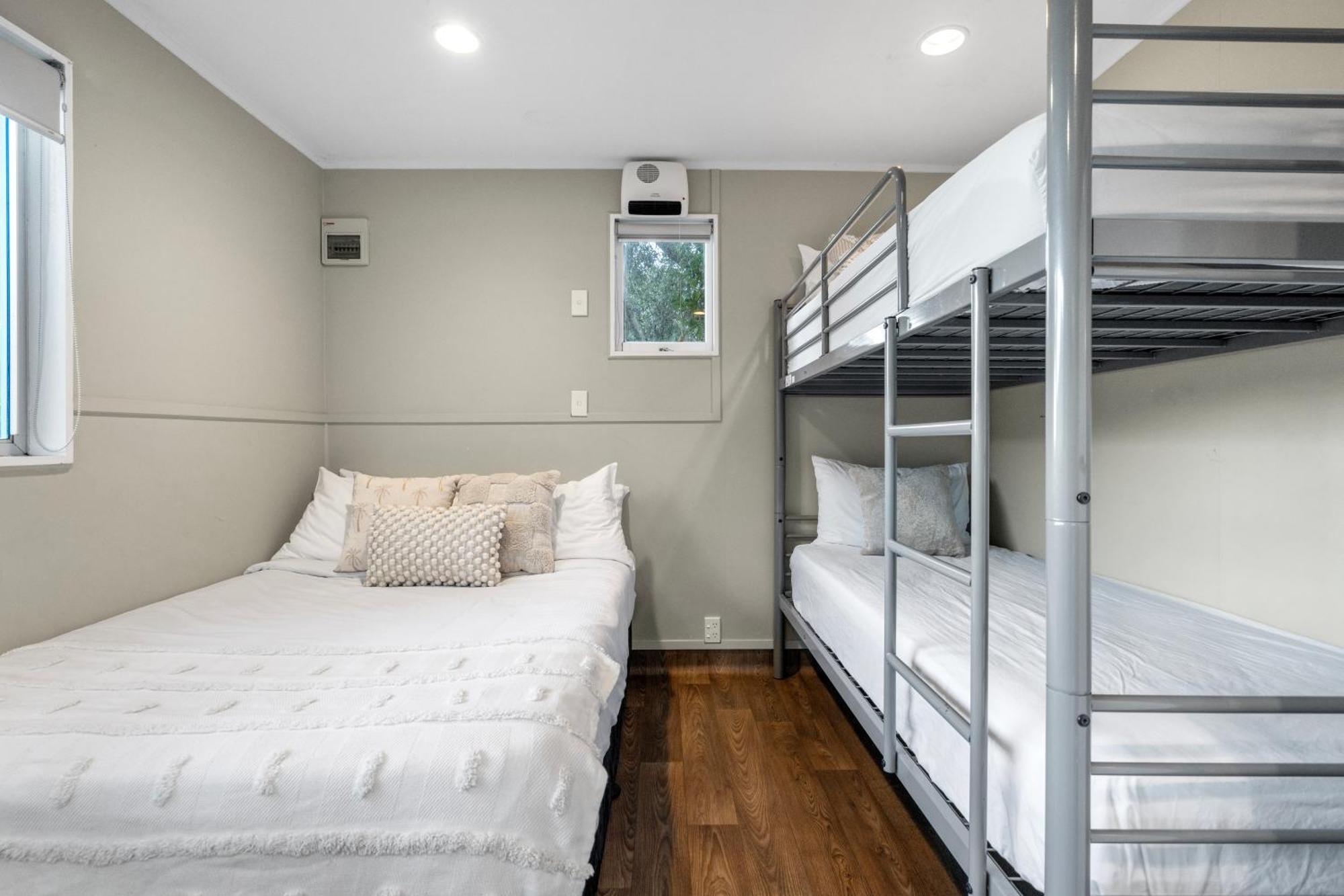 Tasman Holiday Parks - Waihi Beach 외부 사진 Bunk beds in a cabin