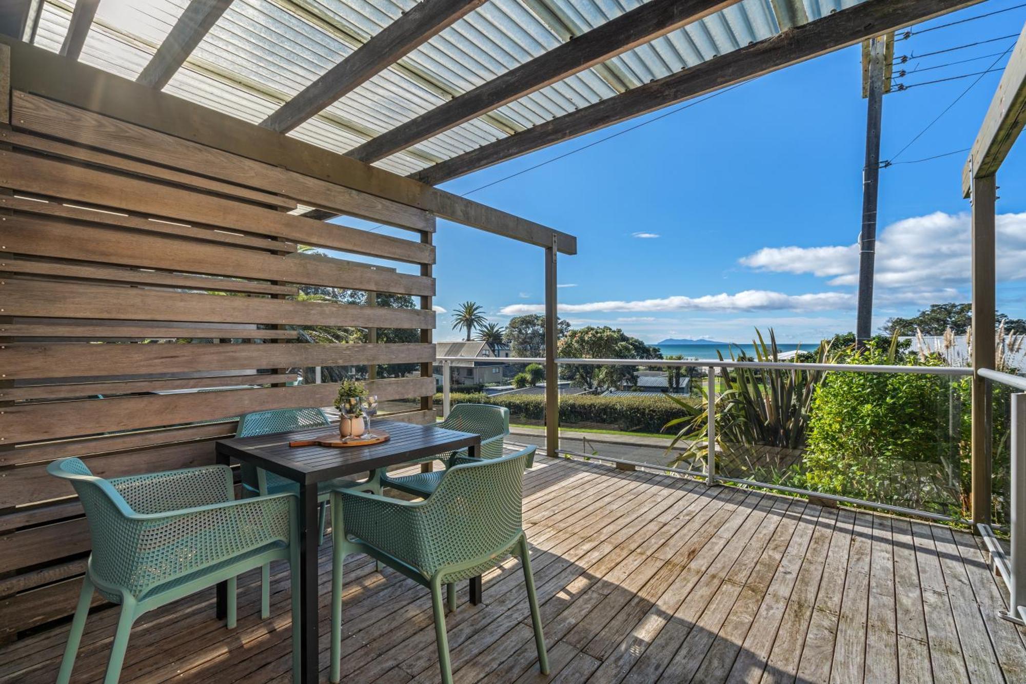 Tasman Holiday Parks - Waihi Beach 외부 사진 A deck in New Zealand