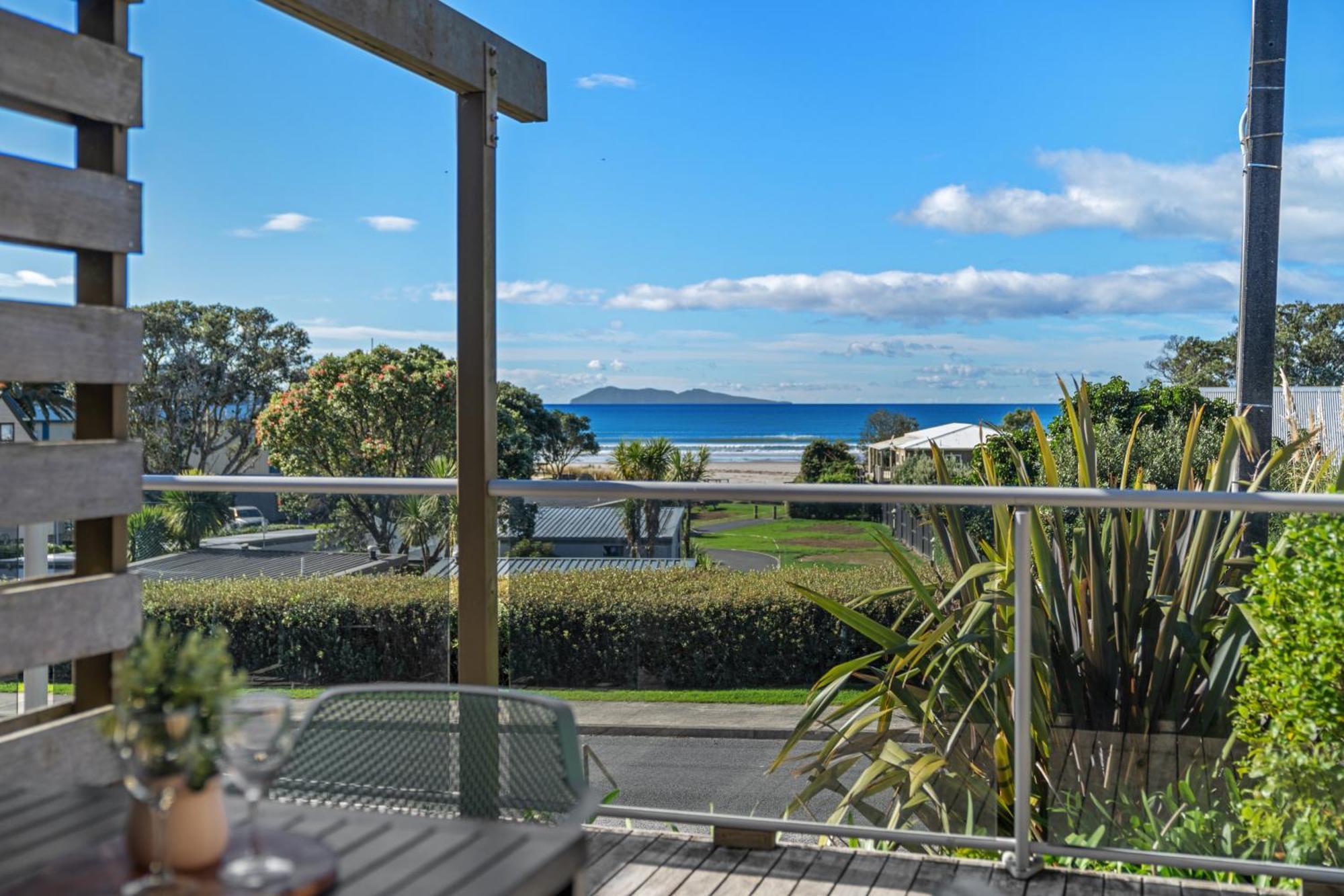 Tasman Holiday Parks - Waihi Beach 외부 사진 View of the bay from a house in Red Beach