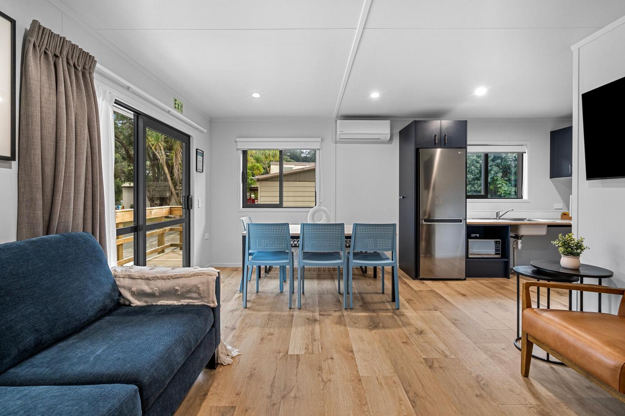 Tasman Holiday Parks - Waihi Beach 외부 사진 A modern bach interior