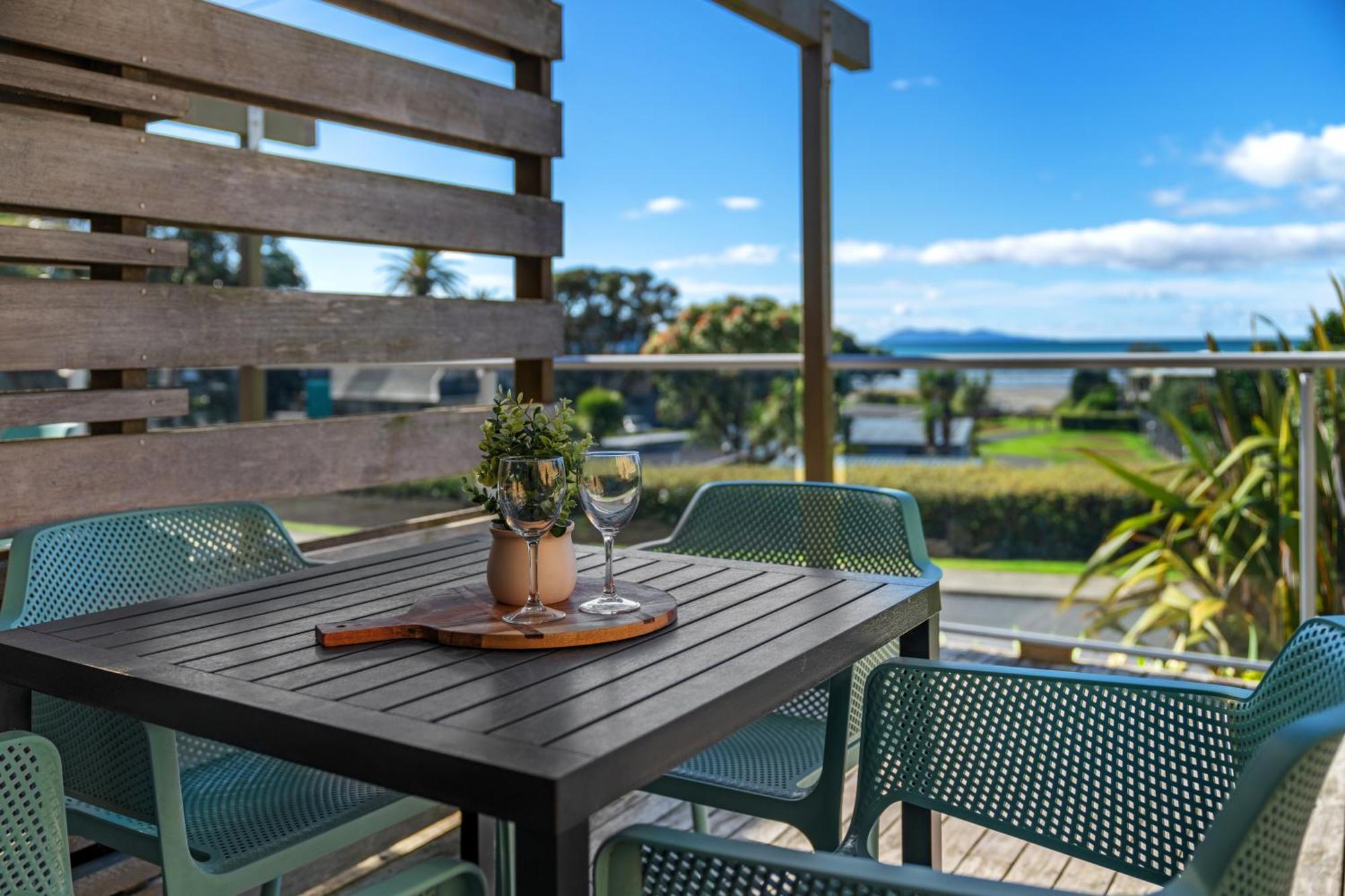 Tasman Holiday Parks - Waihi Beach 외부 사진 A balcony in New Zealand