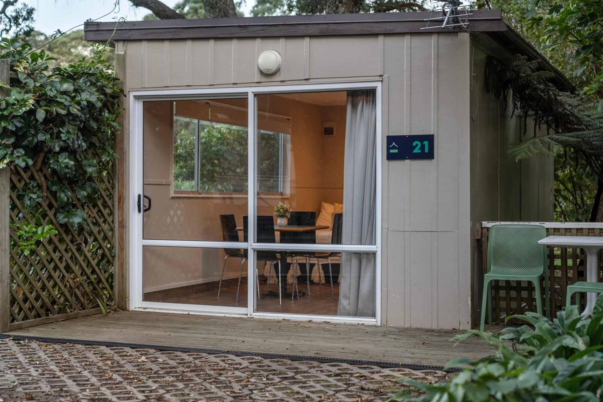Tasman Holiday Parks - Waihi Beach 외부 사진 A garden room in Auckland, New Zealand
